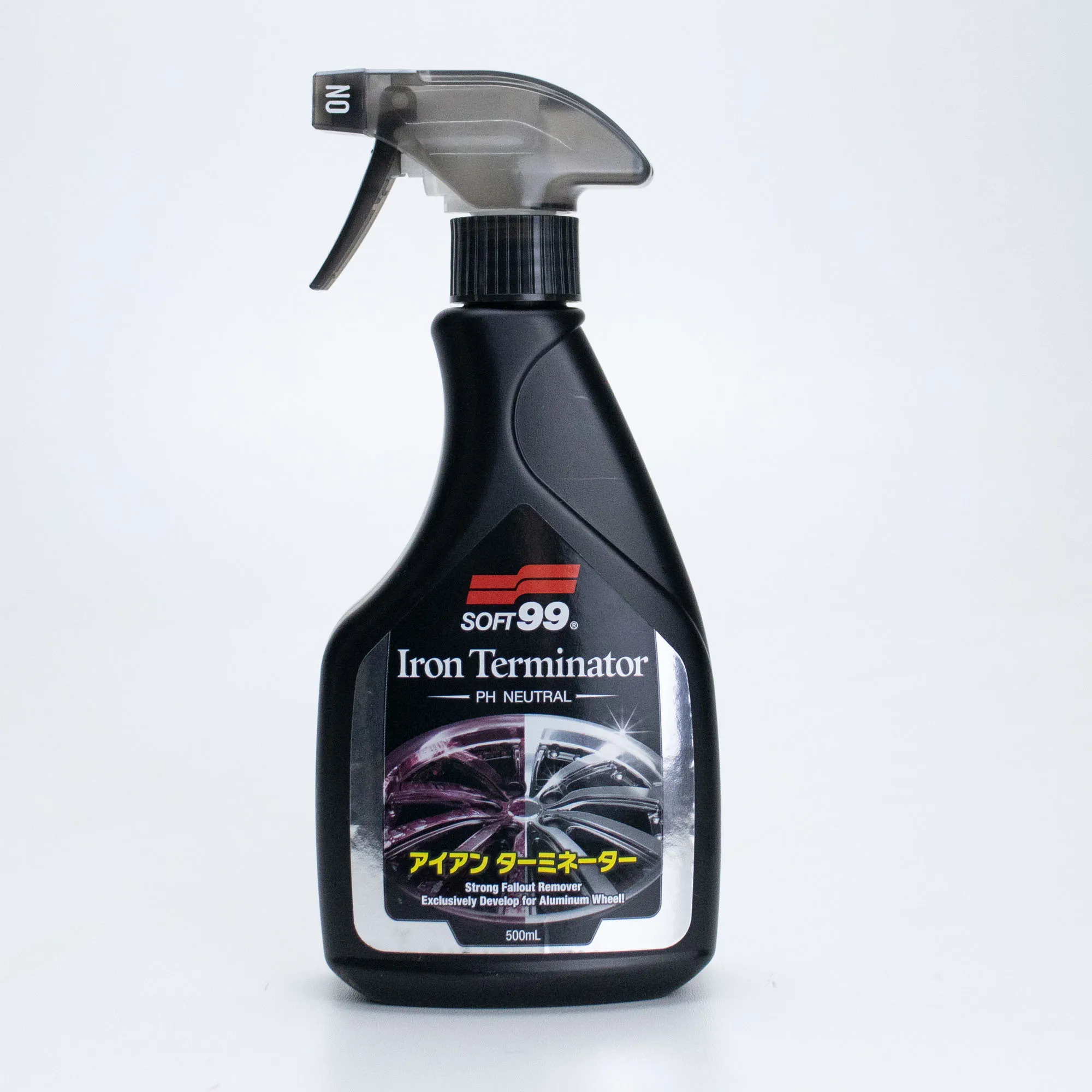 Embalagem do Iron Terminator Soft99 500ml, descontaminante ferroso reagindo com a sujeira em uma roda automotiva.